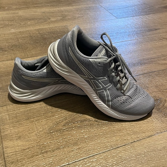 Shoes - Gray ASICS gel excite 8